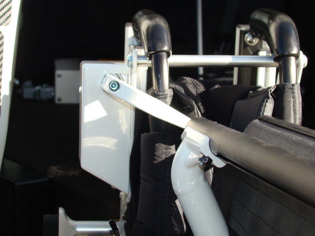 bras robot chargeur LADEBOY S2. Notre Aide au chargement fauteuil latérale,  pour charger votre fauteuil derrière le siège conducteur.