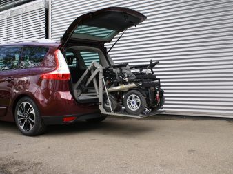 Le robot chargeur de fauteuil roulant comme adaptation de véhicules pour  handicapés dans l'Hérault - Aménagement et adaptation de voiture PMR dans  l'Hérault - Handi Conduite